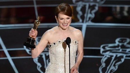 Những khoảnh khắc thú vị ở hậu trường lễ trao giải Oscar 2015 - 24 Nam diễn viên Eddie
Murphy chuẩn bị trao giải cho Kịch bản gốc xuất sắc nhất.