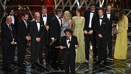 Những khoảnh khắc thú vị ở hậu trường lễ trao giải Oscar 2015 - 25 Nam diễn viên Eddie
Murphy chuẩn bị trao giải cho Kịch bản gốc xuất sắc nhất.