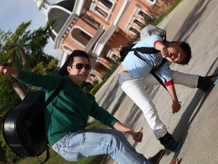 Ca sĩ Hoàng Bách
(sinh năm 1980) và con trai Trần Hoàng Minh (biệt danh Tê giác)