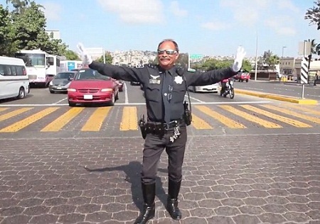 Cảnh sát giao thông nhảy múa như Michael Jackson trên đường phố - 1 Cảnh sát giao thông nhảy múa như Michael Jackson trên đường phố