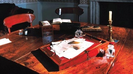 Chiếc bàn viết của nhà văn “Đồi gió hú” có giá... 19 tỉ đồng - 2 Chiếc bàn viết của nhà văn “Đồi gió hú” có giá... 19 tỉ đồng