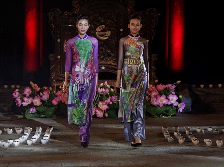 Màn chào đón ấn tượng với những cô gái mặc áo dài, tay cầm hoa sen tinh khiết.