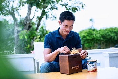 Tuổi ba mẹ đã cao, nên tôi cần tranh thủ yêu thương, chăm sóc ba mẹ bằng hai ly sữa Ensure mỗi ngày