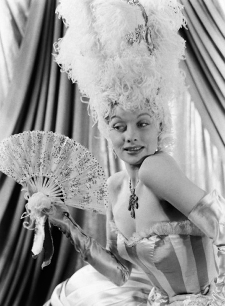 Hình hiếm hoi của nữ diễn viên có sự nghiệp diễn xuất dài nhất Hollywood - 2 Lucille Ball trong trang phục cho cảnh diễn trong DuBarry Was a Lady, năm 1943