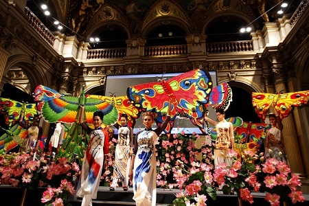 Áo dài Việt tung bay trong Tòa thị chính Paris