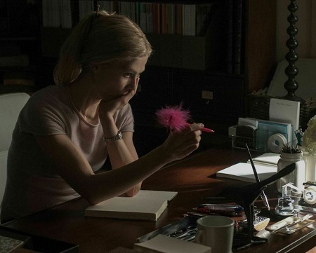 “Cô gái mất tích” gây sốt ngoài rạp - 3 “Cô gái mất tích” gây sốt ngoài rạp