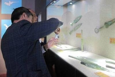 Khai mạc triển lãm văn hóa Đông Sơn - 1 Khách tham quan tại triển lãm. Ảnh: VGP/Nguyệt Hà