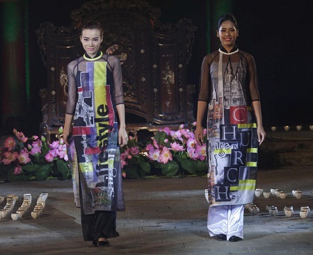 Màn chào đón ấn tượng với những cô gái mặc áo dài, tay cầm hoa sen tinh khiết.