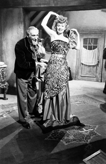Hình hiếm hoi của nữ diễn viên có sự nghiệp diễn xuất dài nhất Hollywood - 3 Lucille Ball trong trang phục cho cảnh diễn trong DuBarry Was a Lady, năm 1943
