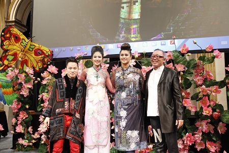 Hoa hậu Ngọc Hân và Hoa hậu Pháp 1994 -
cô Valerie Claisse cùng ca sĩ Tùng Dương và Nguyên Lê.