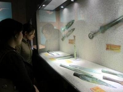 Khai mạc triển lãm văn hóa Đông Sơn - 5 Khách tham quan tại triển lãm. Ảnh: VGP/Nguyệt Hà