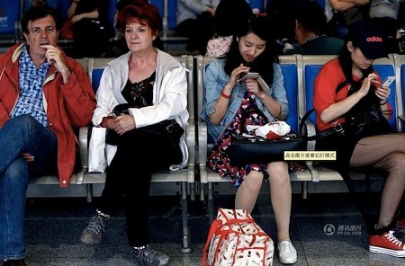 Cảm xúc của họ có khác nhau, giữa người đọc sách và người dùng điện thoại?