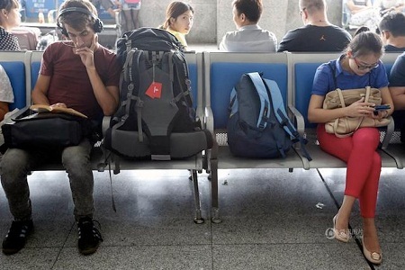 Cảm xúc của họ có khác nhau, giữa người đọc sách và người dùng điện thoại?