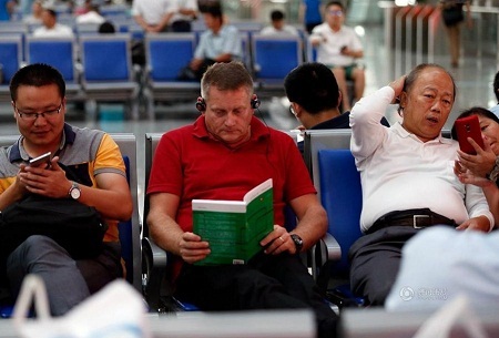 Cảm xúc của họ có khác nhau, giữa người đọc sách và người dùng điện thoại?