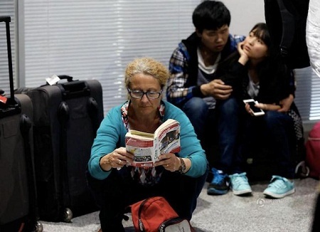 Chơi game trên điện thoại và đọc sách trong lúc chờ đợi, bạn lựa chọn cách nào?