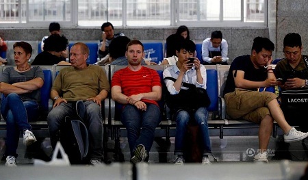 Chơi game trên điện thoại và đọc sách trong lúc chờ đợi, bạn lựa chọn cách nào?