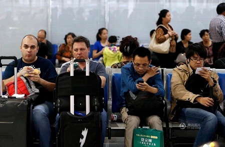 Chơi game trên điện thoại và đọc sách trong lúc chờ đợi, bạn lựa chọn cách nào?