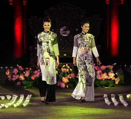 Màn chào đón ấn tượng với những cô gái mặc áo dài, tay cầm hoa sen tinh khiết.