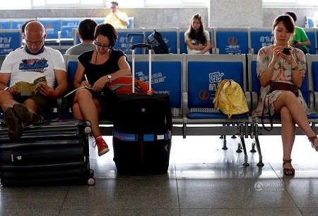 Chơi game trên điện thoại và đọc sách trong lúc chờ đợi, bạn lựa chọn cách nào?