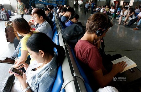 Chơi game trên điện thoại và đọc sách trong lúc chờ đợi, bạn lựa chọn cách nào?