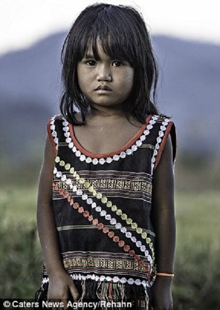 Cô
bé Kim Luan (6 tuổi) sống trong một buôn làng của người M’nông ở miền Trung Việt
Nam.