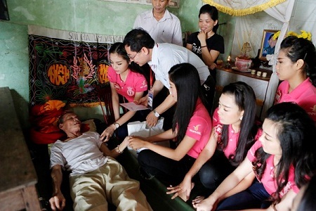 Nước mắt thí sinh hoa hậu ở nhà người cựu tù Phú Quốc - 2 Thí sinh rớt nước mắt khi tới thăm nhà của người cựu tù Phú Quốc Phạm Hồng Phước.