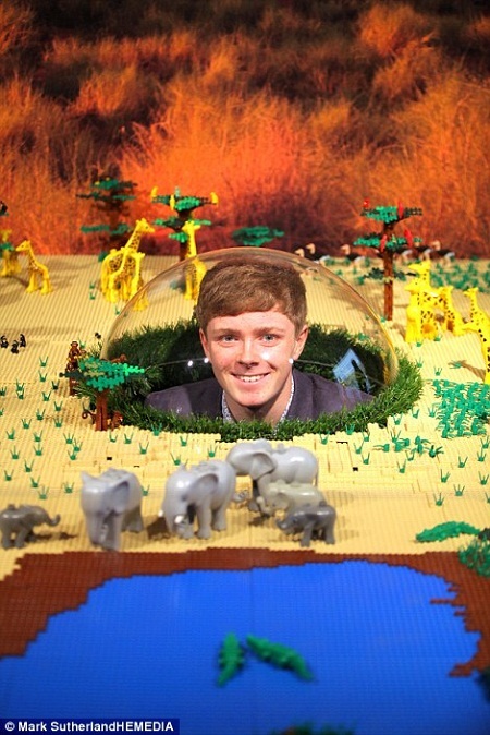 Cậu thiếu niên
người Scotland chụp hình với những thiết kế của mình.