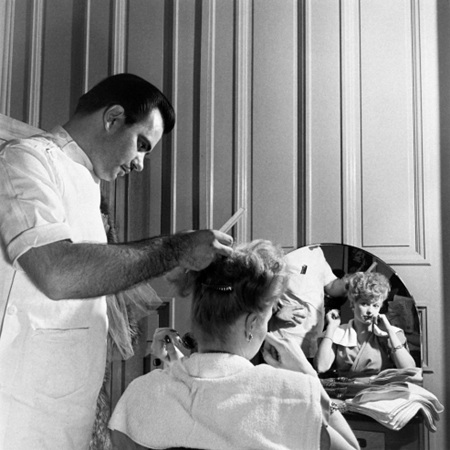 Hình hiếm hoi của nữ diễn viên có sự nghiệp diễn xuất dài nhất Hollywood - 6 Lucille Ball làm tóc trước giờ diễn, năm 1944.