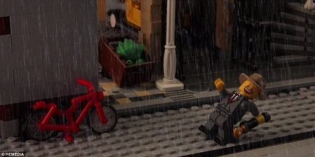 Cậu thiếu niên
người Scotland chụp hình với những thiết kế của mình.