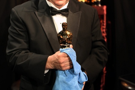 Những khoảnh khắc thú vị ở hậu trường lễ trao giải Oscar 2015 - 7 Tượng vàng Oscar được
lau bóng một lần cuối ở hậu trường trước khi đem trao cho người thắng giải.