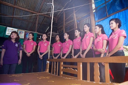 Nước mắt thí sinh hoa hậu ở nhà người cựu tù Phú Quốc - 8 Một nhóm 10 thí sinh tới thăm nhà ông Vũ Chí Kiên, thương binh hạng 1/4 nhiễm chất độc da cam.