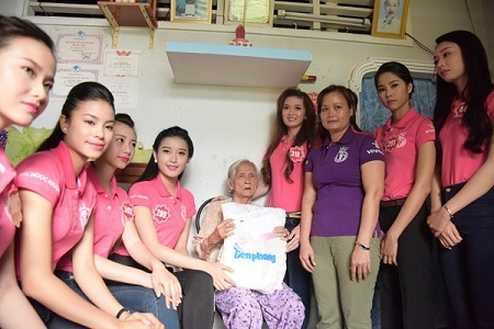 Nước mắt thí sinh hoa hậu ở nhà người cựu tù Phú Quốc - 11 Ông Kiên xúc động nhận quà và lời thăm hỏi của đoàn.