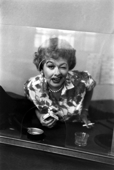 Hình hiếm hoi của nữ diễn viên có sự nghiệp diễn xuất dài nhất Hollywood - 7 Lucille Ball làm tóc trước giờ diễn, năm 1944.