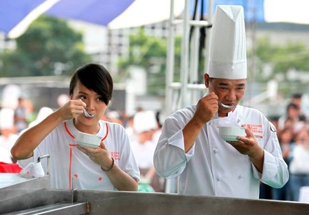 Hành trình 500 đầu bếp cùng tạo nên “siêu lẩu” - 8 Đầu bếp nổi tiếng Phạm Tuấn Hải đang kiểm tra lại nước dùng để siêu lẩu có được vị ngon đồng nhất