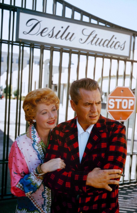 Hình hiếm hoi của nữ diễn viên có sự nghiệp diễn xuất dài nhất Hollywood - 8 Lucille Ball làm tóc trước giờ diễn, năm 1944.