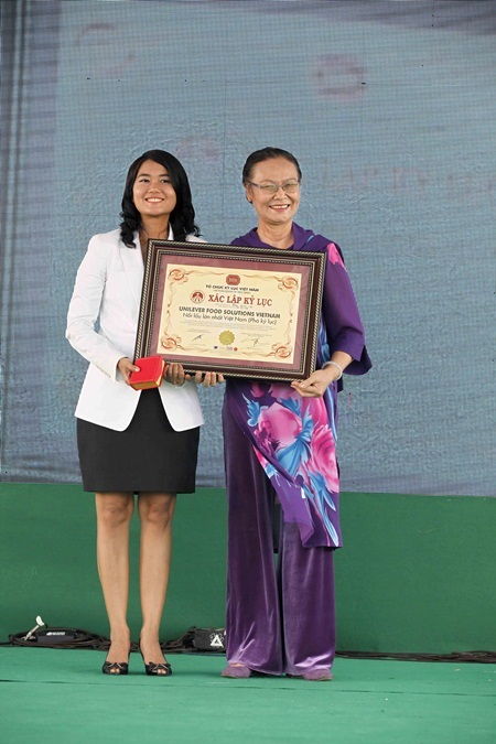 Hành trình 500 đầu bếp cùng tạo nên “siêu lẩu” - 9 Đầu bếp nổi tiếng Phạm Tuấn Hải đang kiểm tra lại nước dùng để siêu lẩu có được vị ngon đồng nhất