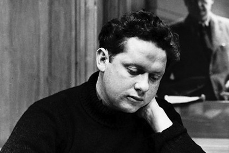 Tìm thấy bản thảo chép tay của nhà thơ Dylan Thomas sau 70 năm - 1 Chân dung nhà thơ nổi tiếng xứ Wale Dylan Thomas.