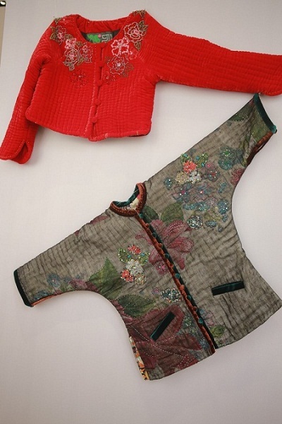 Nghệ sĩ Trịnh
Bích Thủy với áo bông và lụa Vạn Phúc