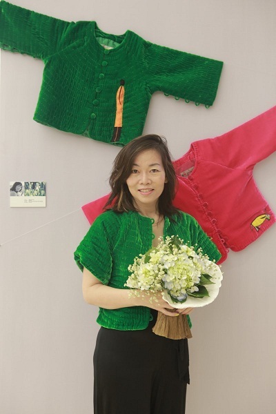 Nghệ sĩ Trịnh
Bích Thủy với áo bông và lụa Vạn Phúc