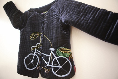 Nghệ sĩ Trịnh
Bích Thủy với áo bông và lụa Vạn Phúc