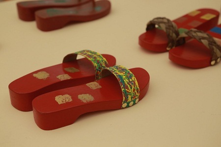 Nghệ sĩ Phạm Trần Quân với guốc mộc