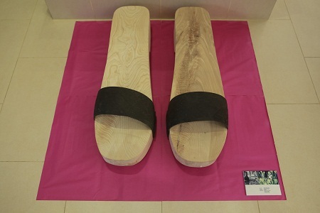 Nghệ sĩ Phạm Trần Quân với guốc mộc