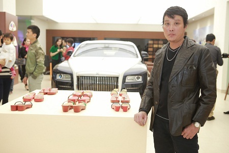 Nghệ sĩ Phạm Trần Quân với guốc mộc