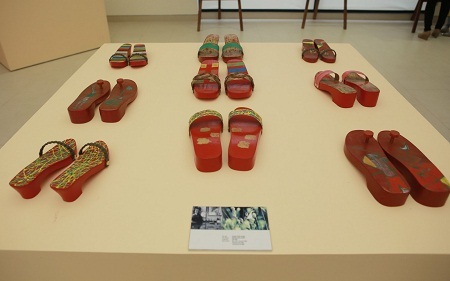 Nghệ sĩ Phạm Trần Quân với guốc mộc