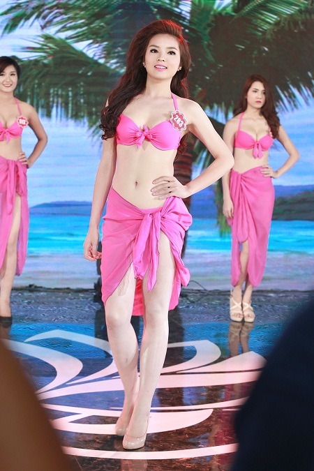 Thí sinh Hoa hậu Việt Nam đẹp rạng ngời trong phần thi bikini - 24 Tin: