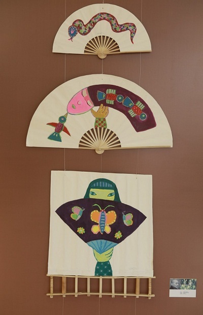 Nghệ sĩ Hoàng
Phượng Vỹ với quạt giấy của làng nghề Chàng Sơn