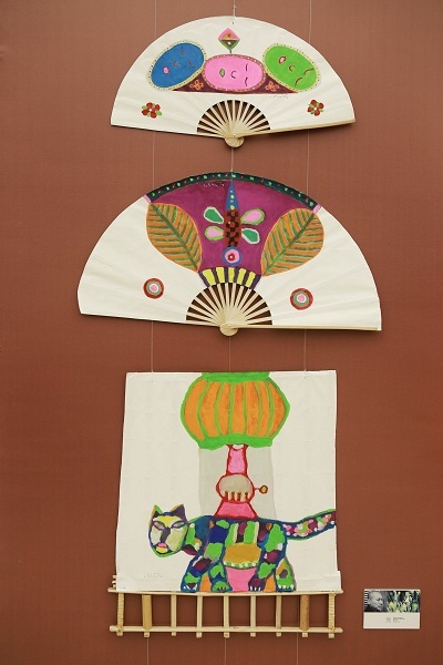 Nghệ sĩ Hoàng
Phượng Vỹ với quạt giấy của làng nghề Chàng Sơn