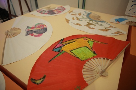 Nghệ sĩ Hoàng
Phượng Vỹ với quạt giấy của làng nghề Chàng Sơn