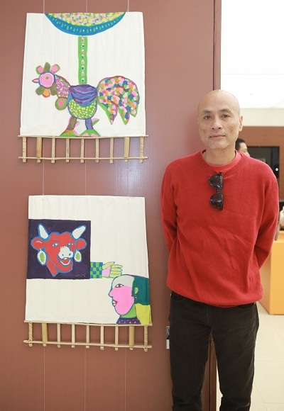 Nghệ sĩ Hoàng
Phượng Vỹ với quạt giấy của làng nghề Chàng Sơn