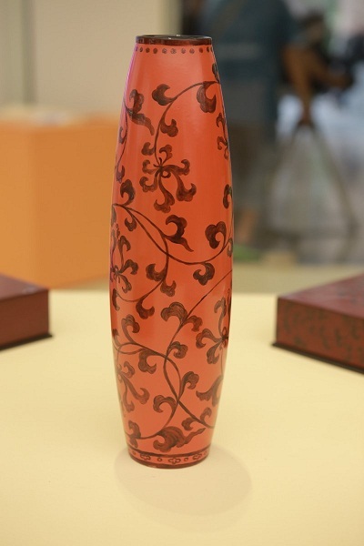 Nghệ sĩ Đinh Đức
Hải với sơn mài của làng nghề Chuyên Mỹ